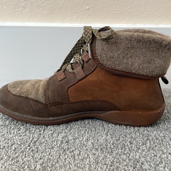 Fold Down Leather Wool Chaco Boots - Picture 3 of 6